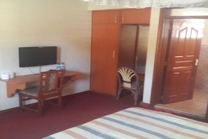 Room 4 of 10