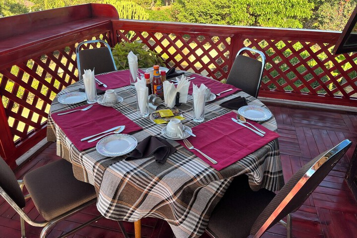 Dining 16 of 26