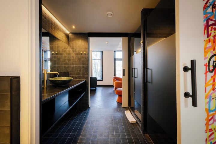 Room 34 of 46