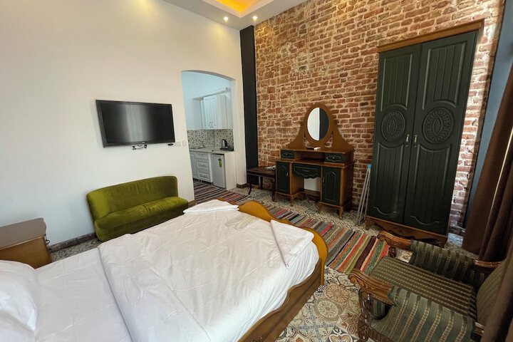 Room 4 of 6
