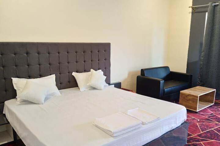 Room 4 of 16