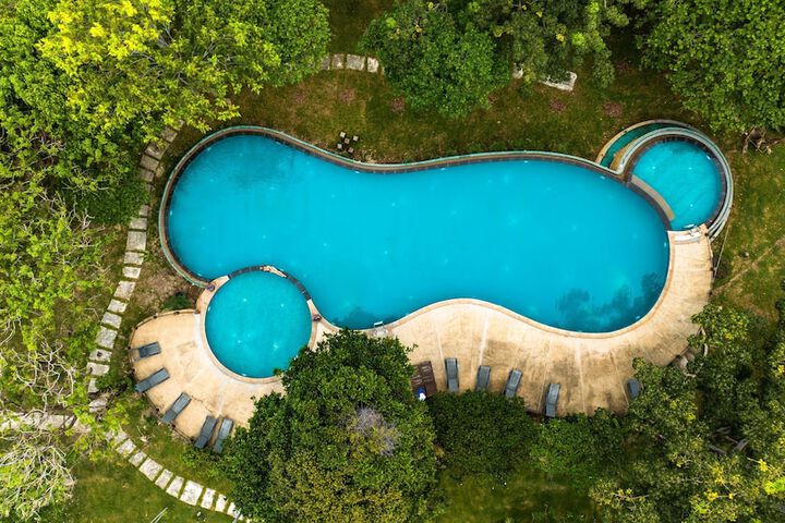 Pool 102 of 251