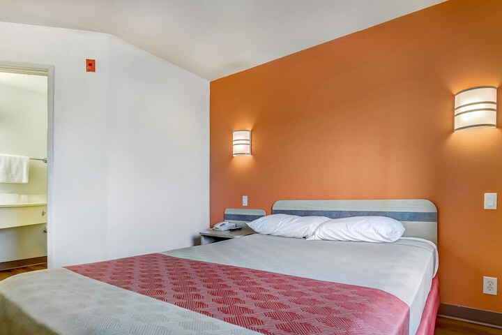Room 12 of 34