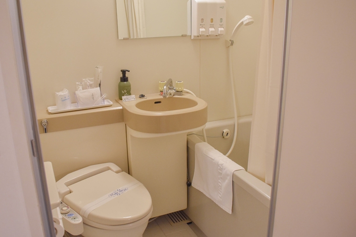 Room 4 of 7