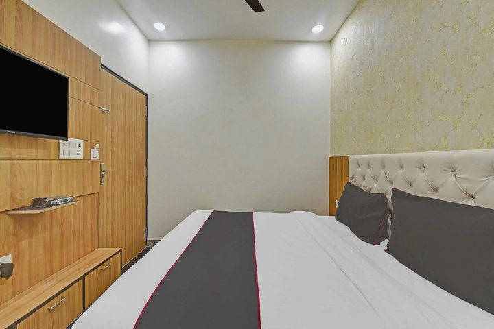 Room 5 of 16