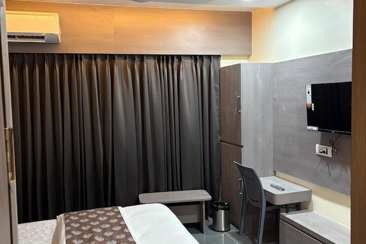 Room 9 of 15