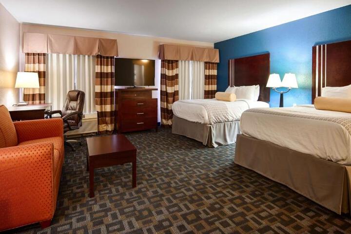 1 Queen Bed Wet Bar Work Desk Microwave and Refrigerator WiFi Full Breakfast (5 of 10)