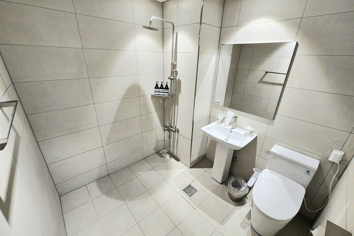 Room 8 of 10
