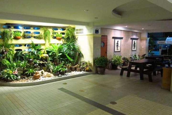 Entrance & Lobby