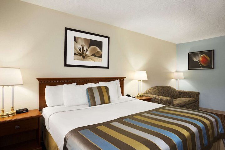 1 King Bed (4 of 6)