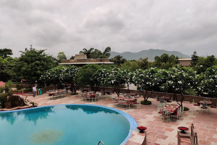 Hotel Pool