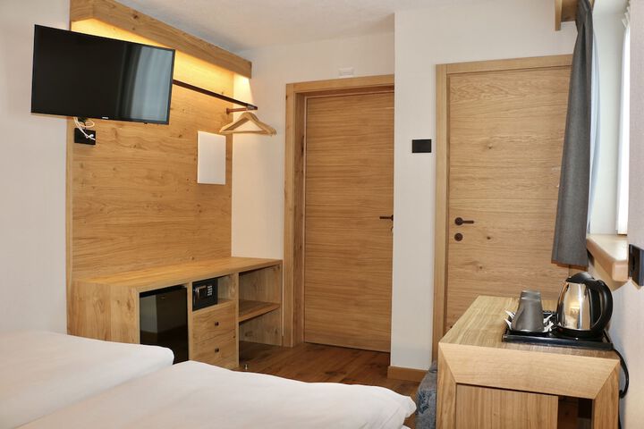 Room 2 of 131
