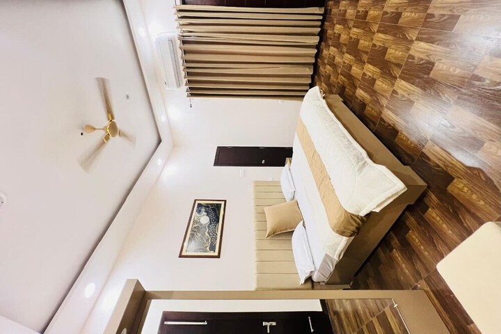 Room 14 of 77