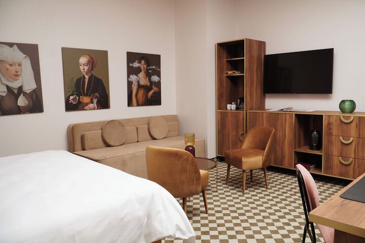 Room 28 of 96