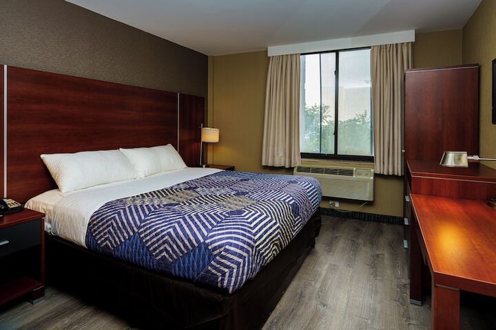 Business Suite King Bed (5 of 7)