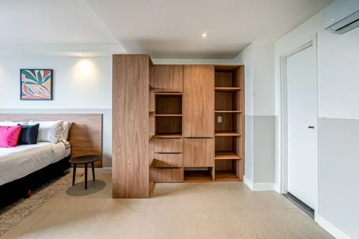 Room 6 of 10