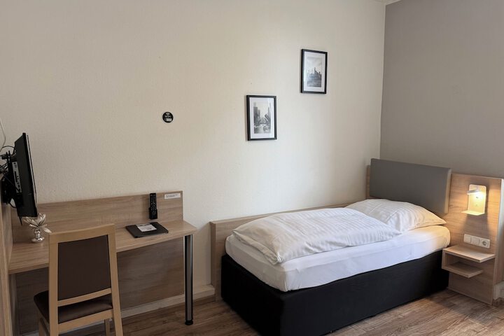 Room 4 of 16
