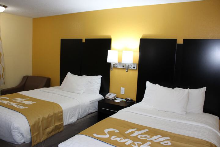 2 Double Beds (7 of 9)