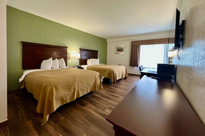 1 Queen Bed Accessible Room (3 of 10)