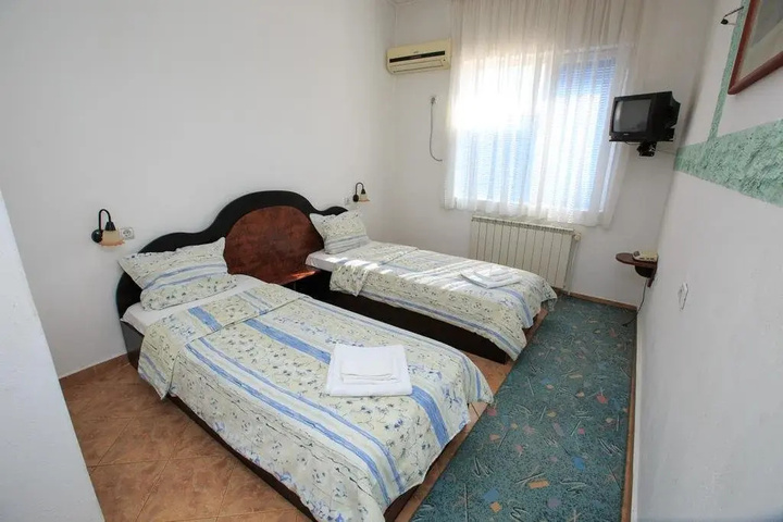 Room 6 of 17