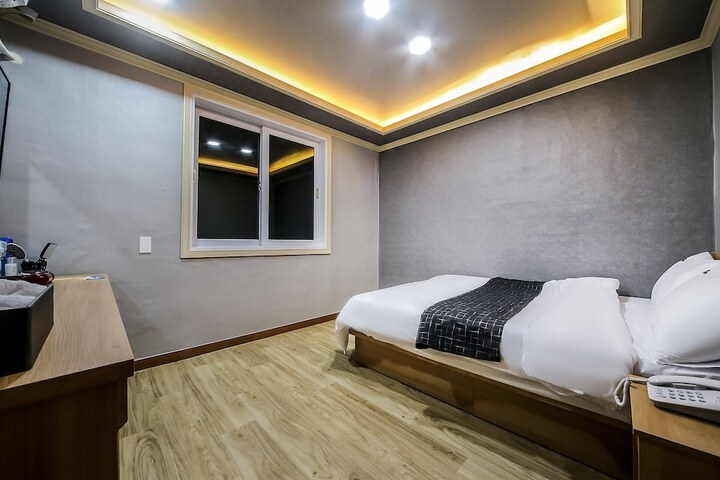 Room 5 of 10