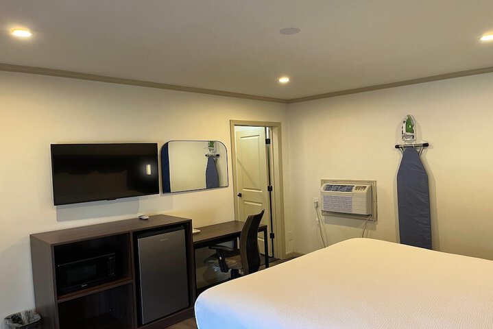 Room 4 of 7