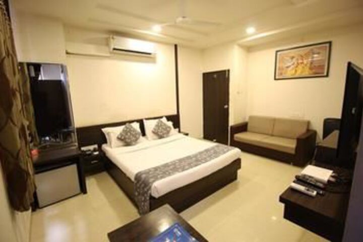 Room 5 of 12