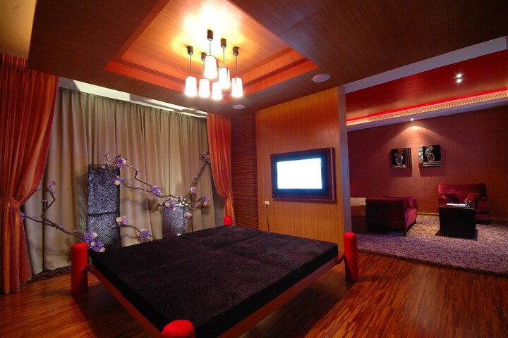 Room 8 of 49