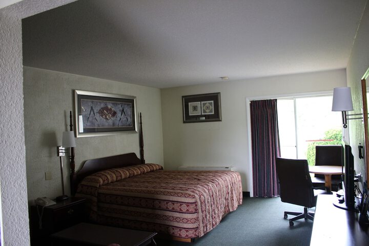 1 King Bed (4 of 6)