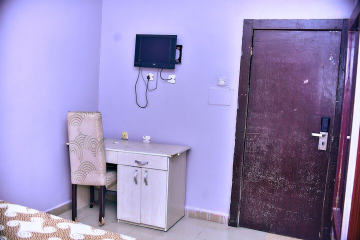 Room 9 of 34
