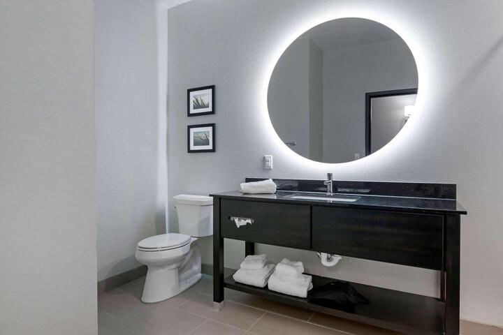 2 Queen Accessible Room with Bath Tub (1 of 11)