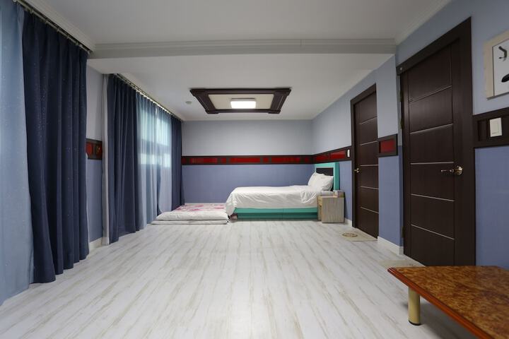 Room 4 of 32