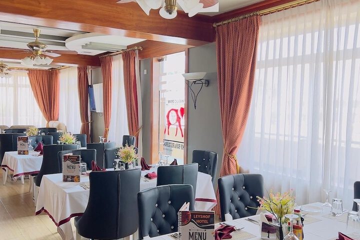 Dining 9 of 13