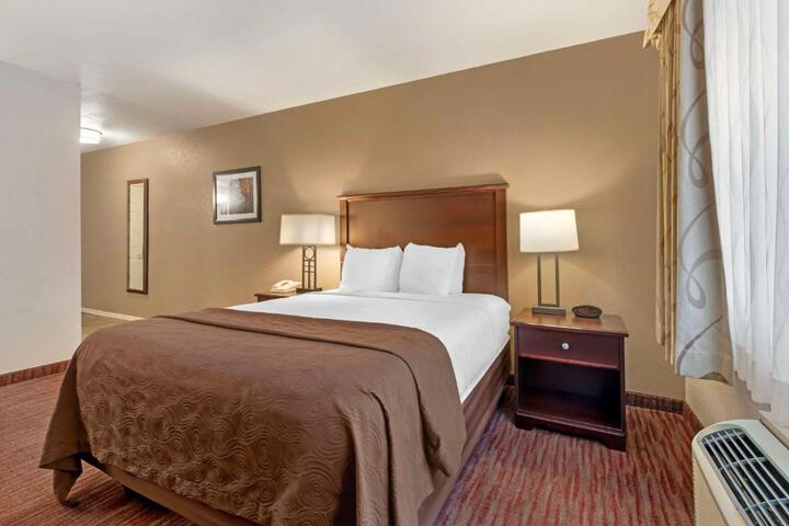1 Double Bed High Speed Internet Accessible Microwave and Refrigerator, Coffee Maker, Hairdryer Shower Only Full Breakfast (4 of 5)