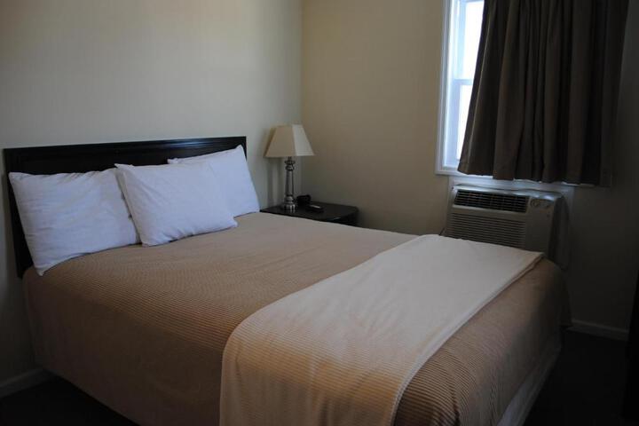 1 Queen Bed (7 of 9)