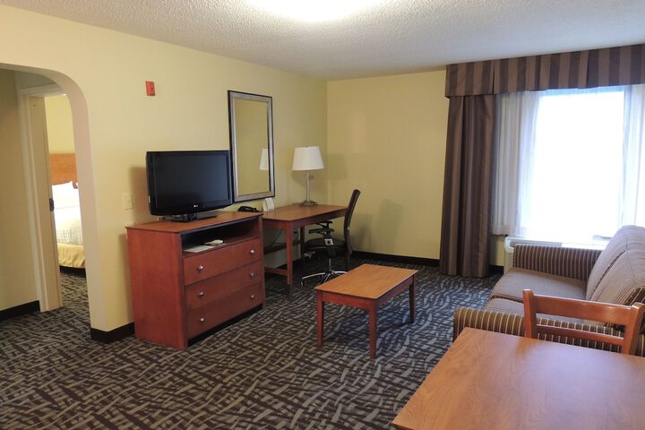 1 King Bed Suite (3 of 23)