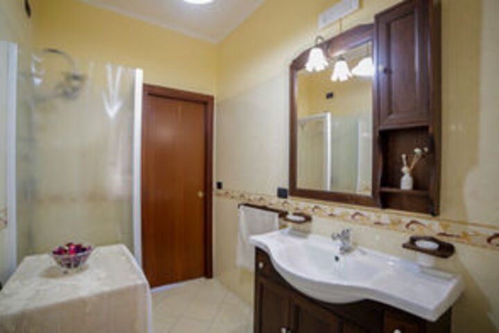Room 4 of 18