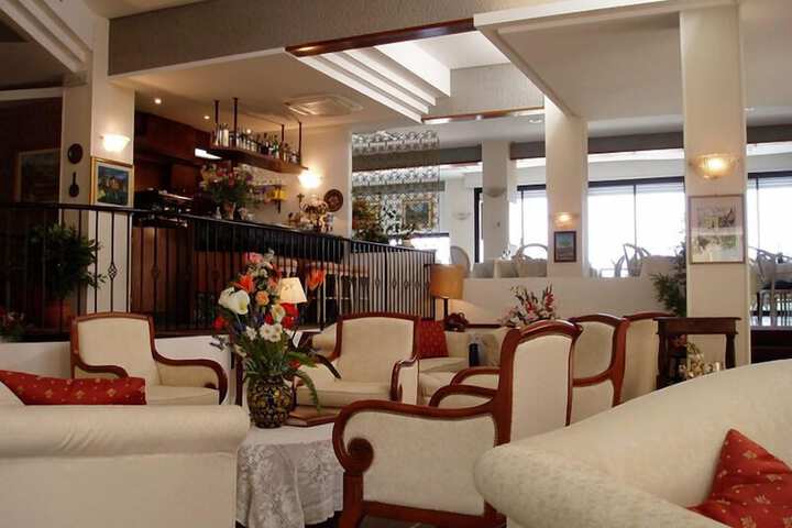 Lounge 41 of 53