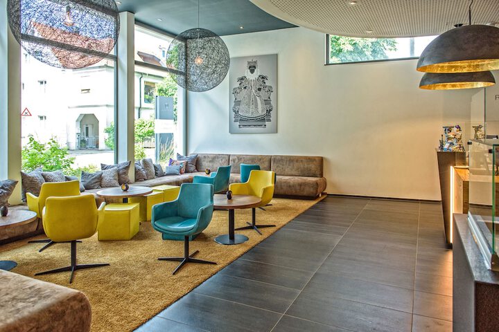 Lobby lounge