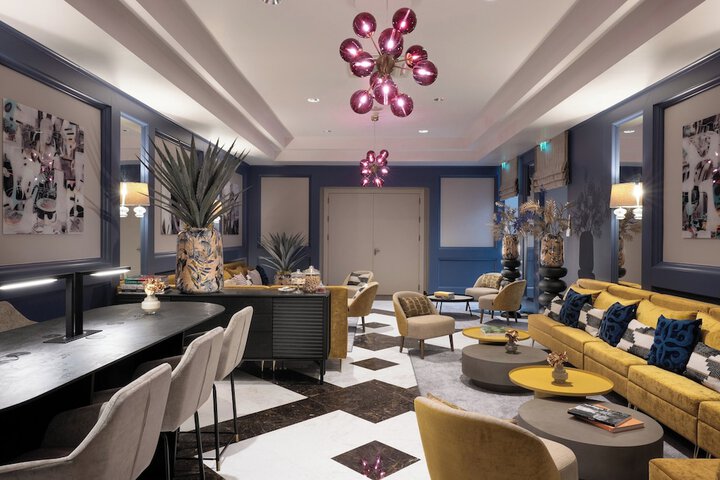 Lounge 61 of 77