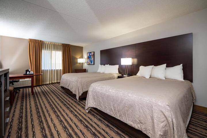 2 Queen Beds (2 of 6)