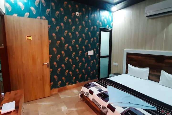Room 5 of 9