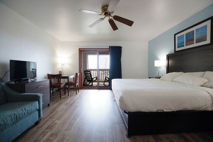 Classic King Bed Lake View Accessible (42 of 109)
