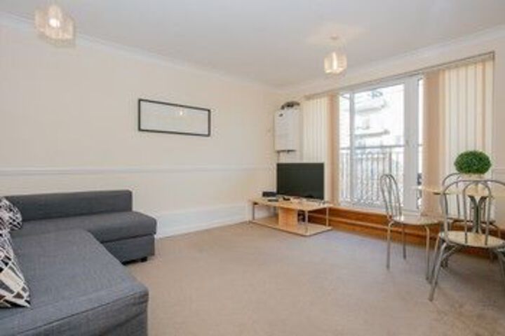 1 Bedroom Flat with Balcony Accommodates 4