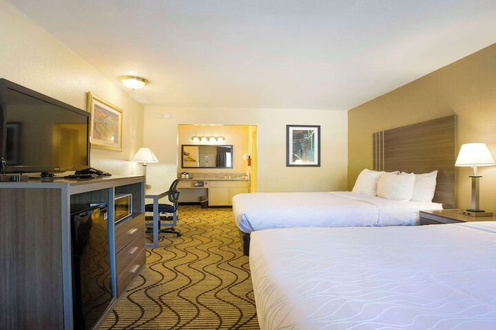 1 Queen Bed Desk Microwave and Refrigerator WiFi Full Breakfast (18 of 21)