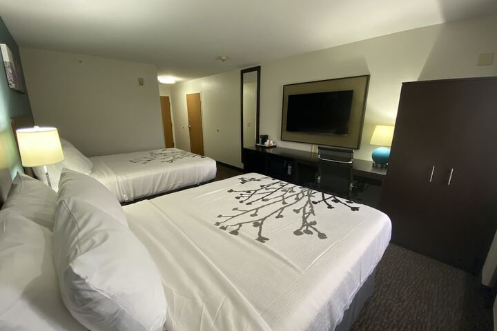 1 Queen Bed (18 of 27)