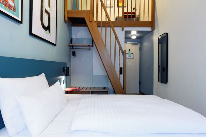 Room 34 of 134