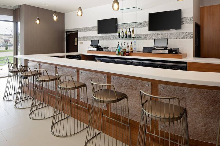 Lounge 18 of 22