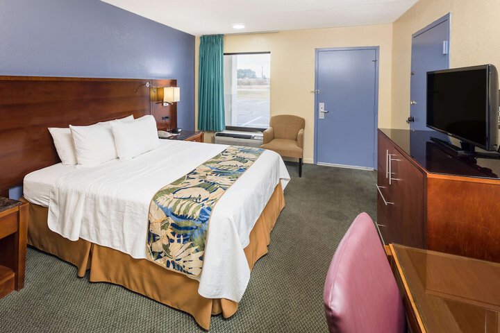 1 Queen Bed (5 of 6)