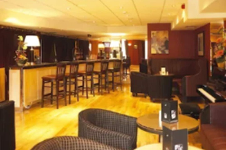 Lounge 17 of 22